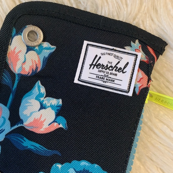 Herschel Repurpose Floral Binder Case - Picture 4 of 14